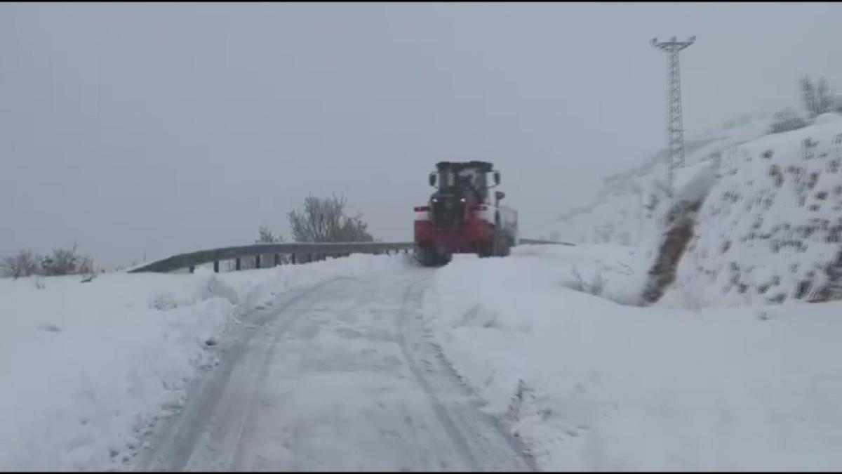 Gercüşte kapanan 35 köy yolu açıldı