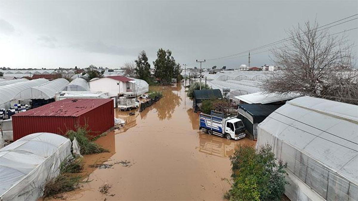 'Sarı kod'la uyarılan Antalya'da tarım alanları su altında kaldı