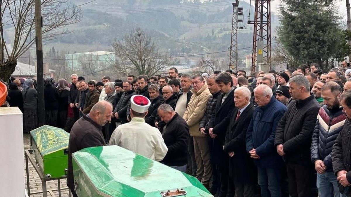 Otomobil, TIR'a çarptı: 2 ölü, 1 yaralı (3)