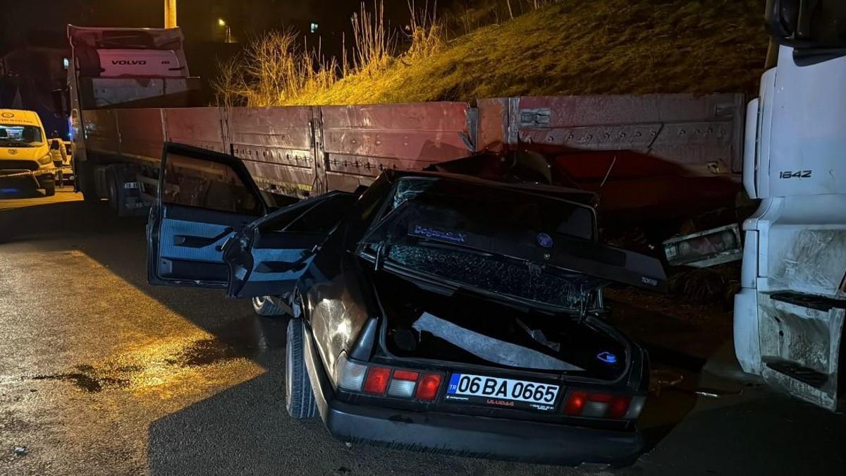 Otomobil, park halindeki TIR'a çarptı: 1i ağır, 2 yaralı