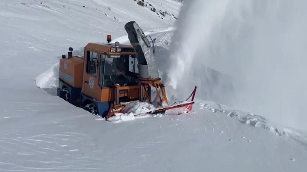 Türkiyenin en yüksek rakımlı mahallesinin yolu ulaşıma açıldı