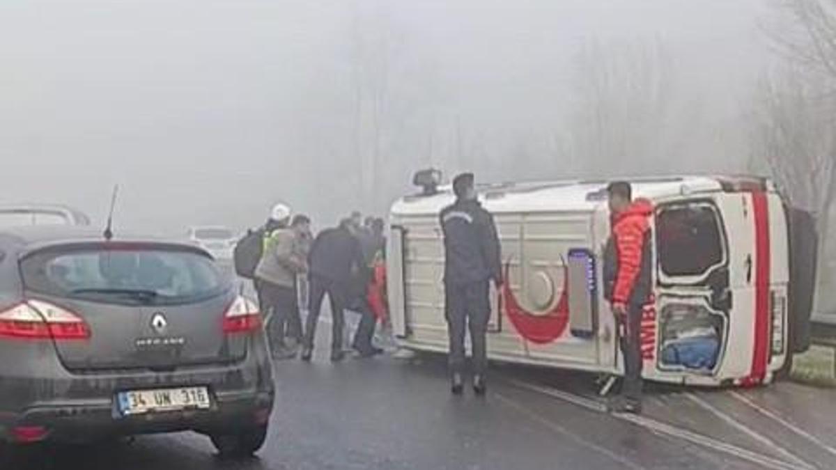 Düzcede ambulans devrildi; 2 yaralı