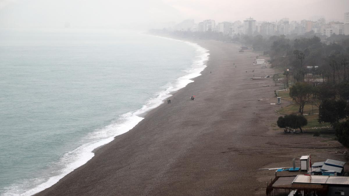 Antalyada şiddetli yağışta yol çöktü