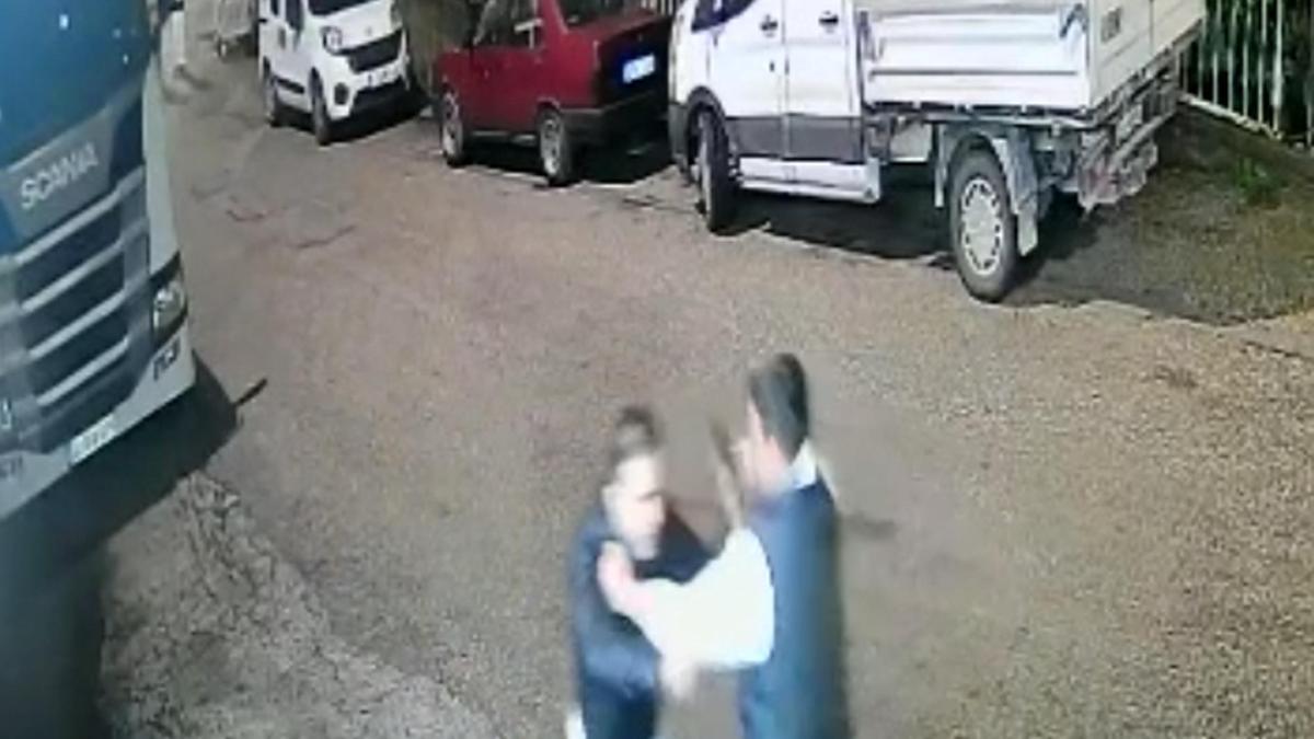 Birlikte içki içerken tartıştı, evinden çağırıp bıçakladı