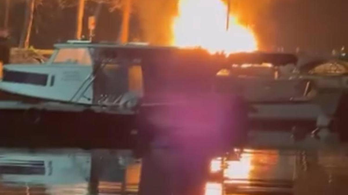 İstanbul - Küçükçekmece sahilde 2 tekne alev alev yandı