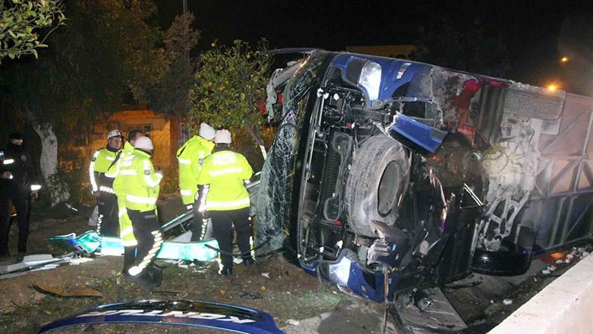 Adana'da yolcu otobüsü devrildi: Yaralılar var...