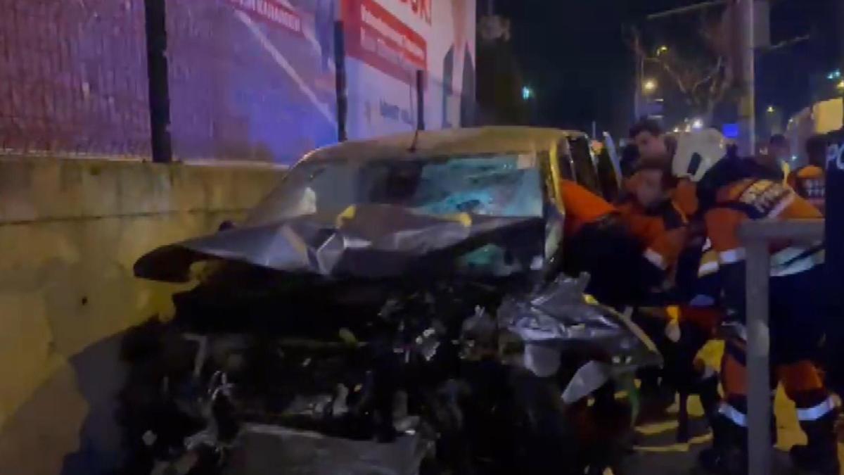 İstanbul - Ümraniye'de hafif ticari araç ile otomobil çarpıştı: 3 yaralı