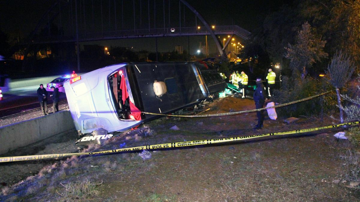 Adanada yolcu otobüsü devrildi: 8 yaralı