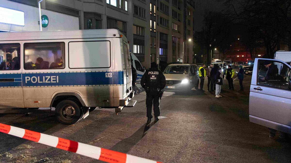 Berlinde kanlı gece! Apartman dairesinde silahlı saldırı: 5 yaralı