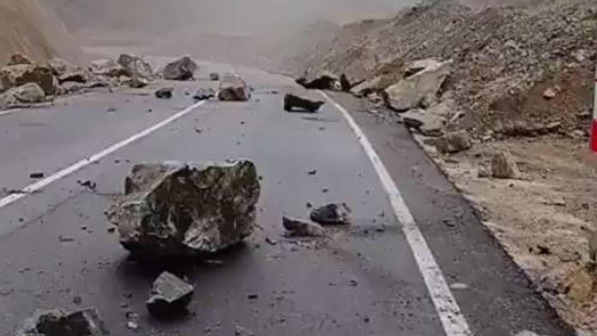 Artvin-Şavşat kara yolunda heyelan