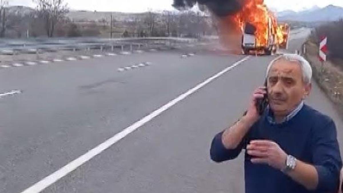 Yolcu taşıyan minibüs, alev topuna döndü