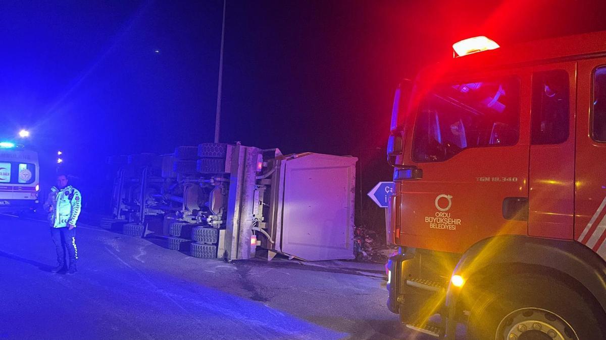 Orduda çöp kamyonu devrildi; 1 yaralı