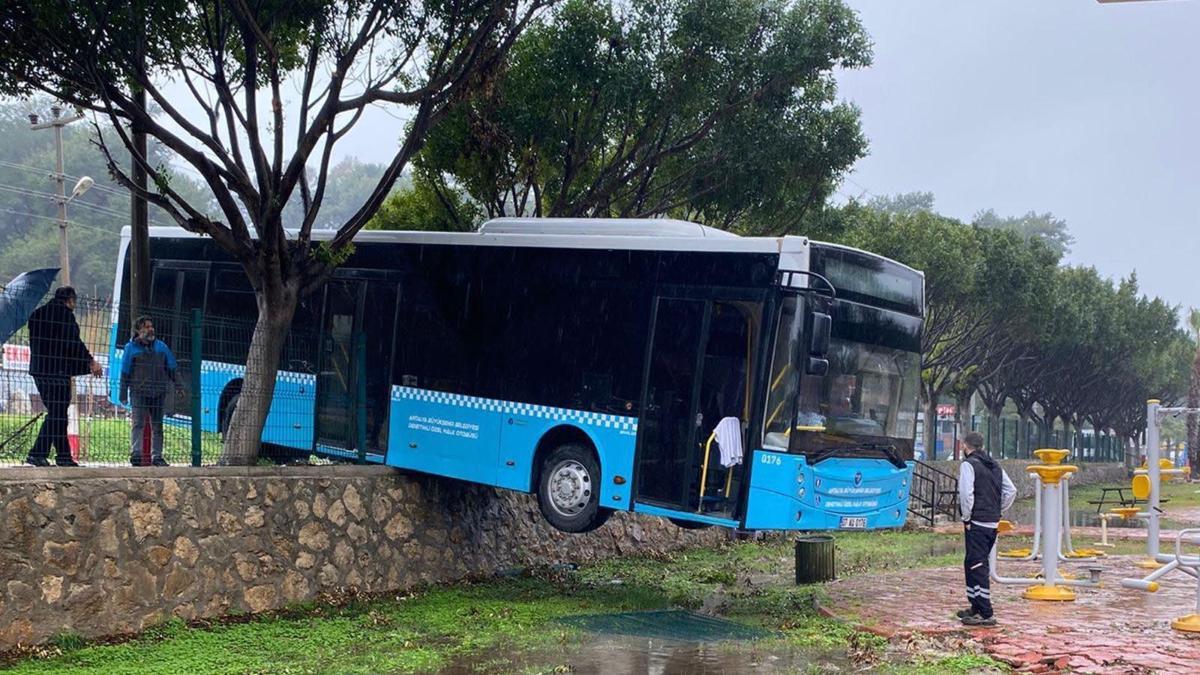 Freni boşalan otobüs, duvarda asılı kaldı