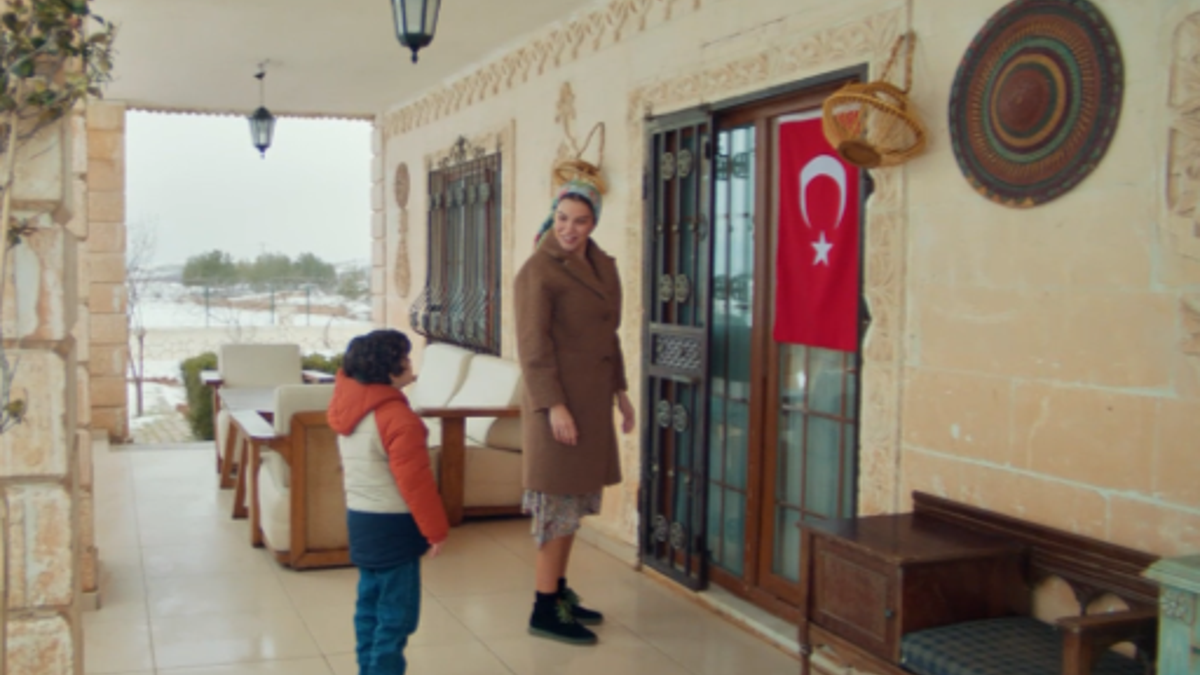 Uzak Şehir'den ince 'Bayrak' mesajı!