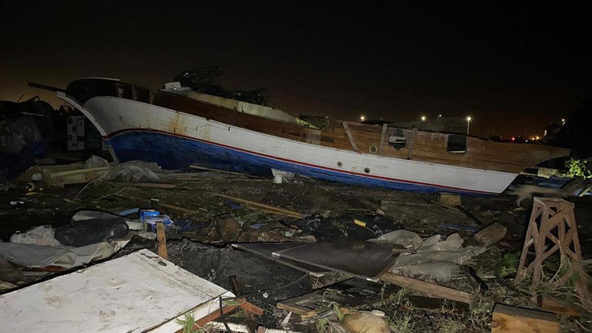 Geceyi diken üstünde geçirdiler: Turizm kentini sağanak yağış, fırtına ve hortum vurdu