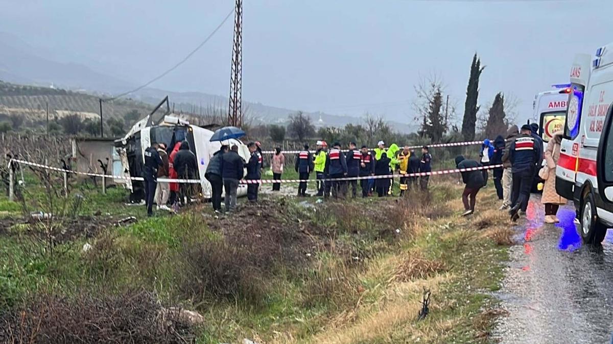 Denizli'de can pazarı! Memurları taşıyan minibüs devrildi: 1 ölü, 25 yaralı
