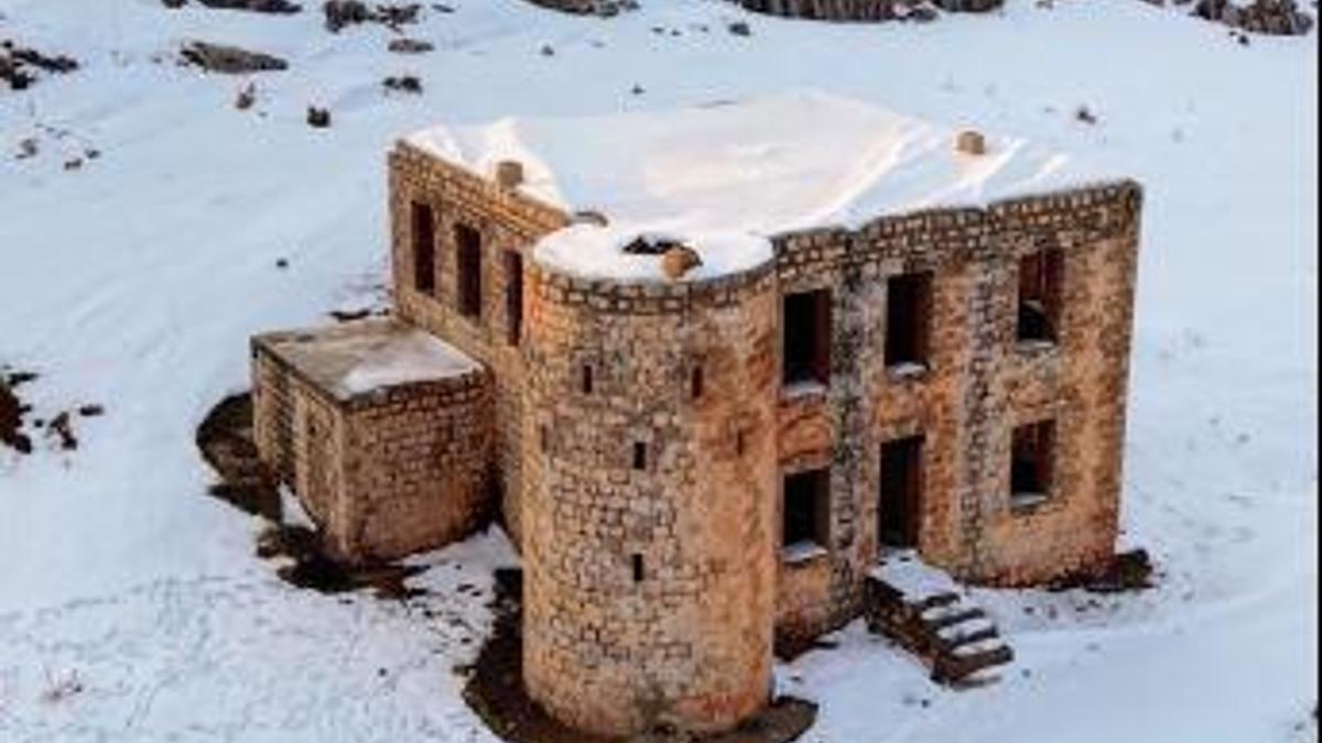 Mardin'de beyaza bürünen tarihi karakol, dronla görüntülendi