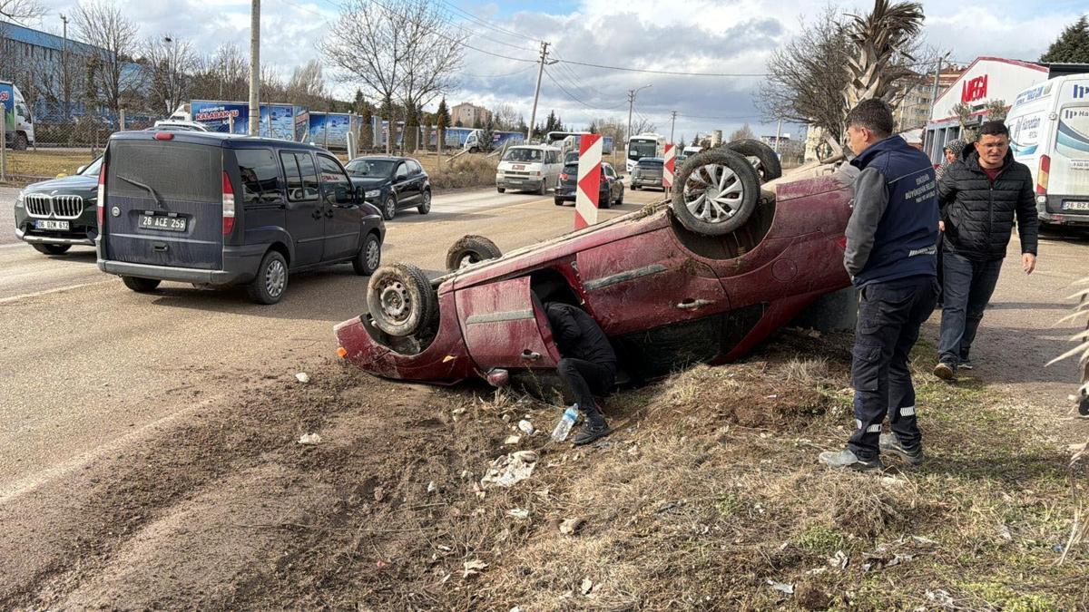 Sürücüsünün hakimiyetini kaybettiği otomobil takla atıp ters döndü