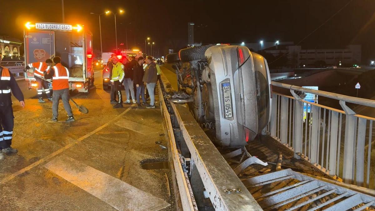 İstanbul - Avcılar'da otomobil bariyerin yanındaki yaya yoluna düştü: 2 yaralı