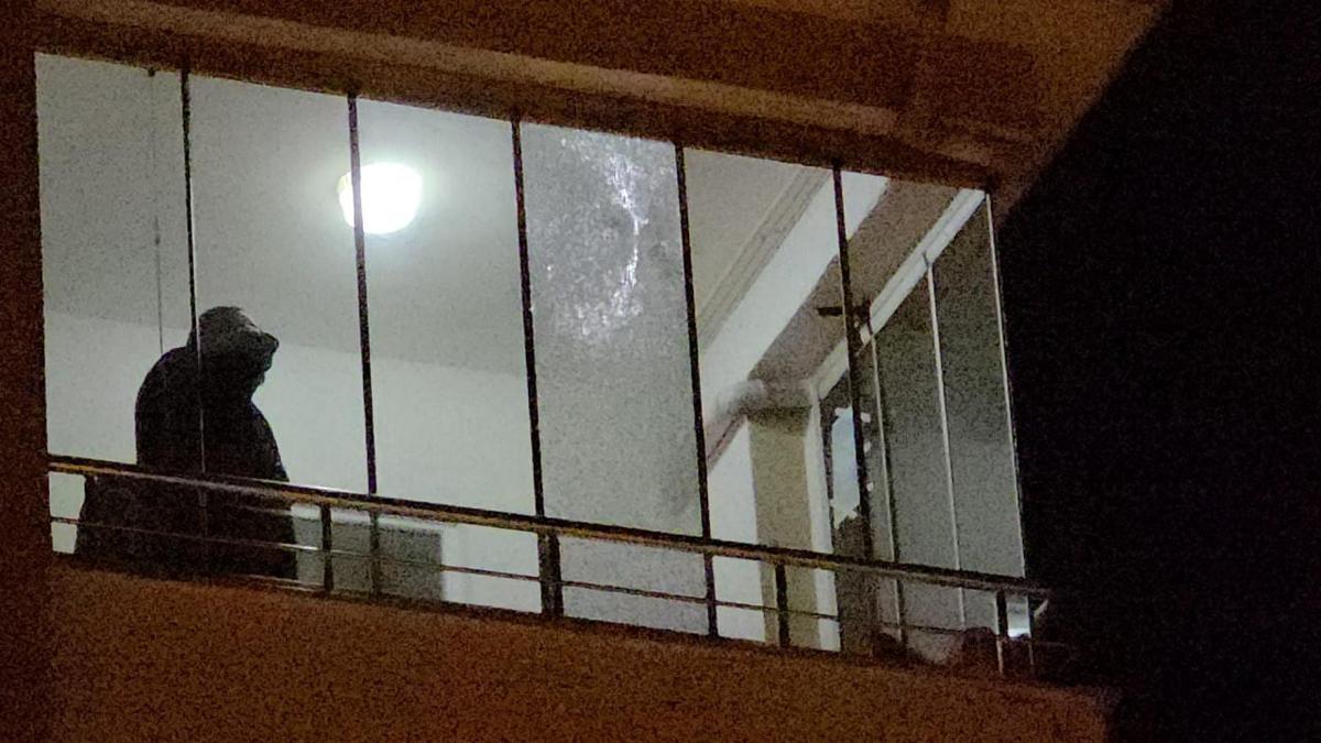 Yorgun mermi 5'inci kattaki dairenin balkonuna isabet etti
