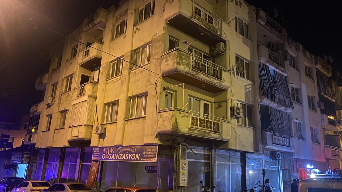 Manisada 4 katlı binada yangın