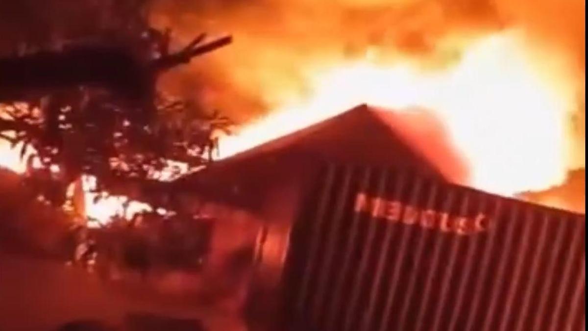 Endonezya'da 7 saat süren fabrika yangını! Alevler gökyüzünü kapladı