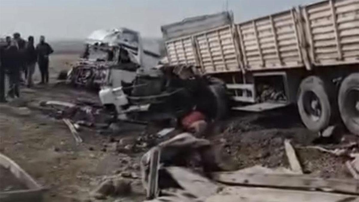 Nusaybin’de feci TIR kazası: Araçlar kullanılamaz hale geldi