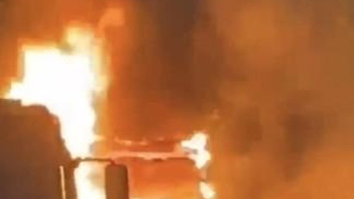 İstanbul- Bahçelievler'de yanan minibüs hurdaya döndü