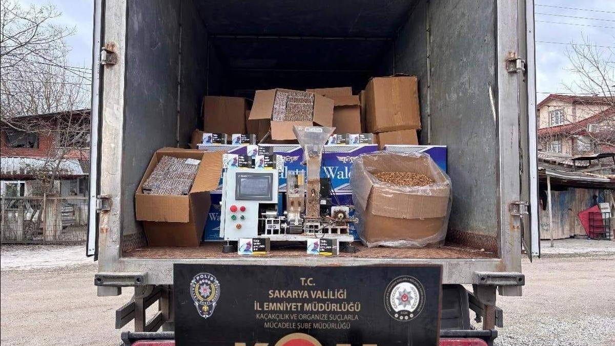 Sakarya'da 670 kilo kaçak tütün ile 483 bin makaron ele geçirildi