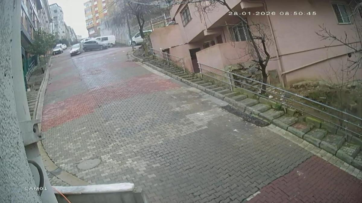 İstanbul- Kağıthane'de 2 araca ve doğalgaz kutusuna çarparak takla atan otomobil kamerada