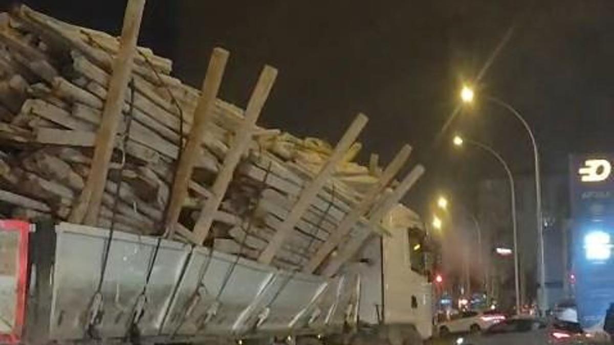 Fazla yük taşıyan TIR'ın tehlikeli yolculuğu kamerada