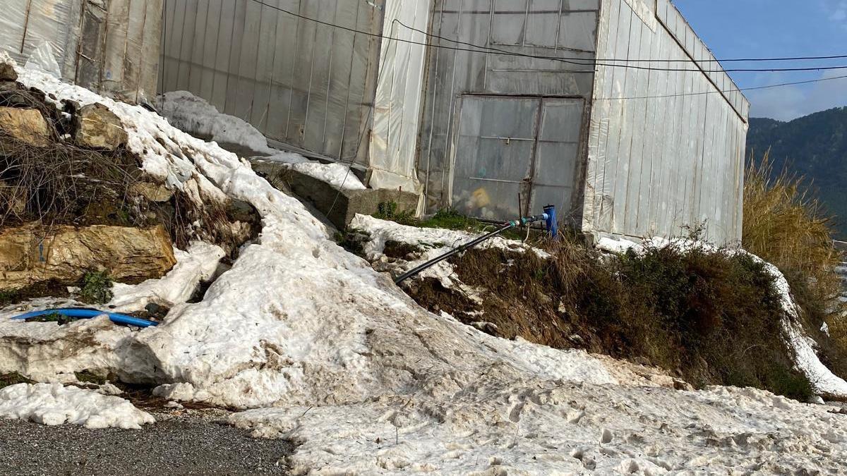 Anamur'da dolu yağışı seralara zarar verdi