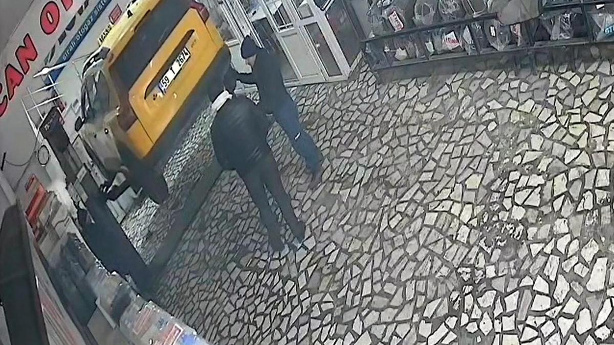 Taksinin araç asansöründen düştüğü anlar kamerada