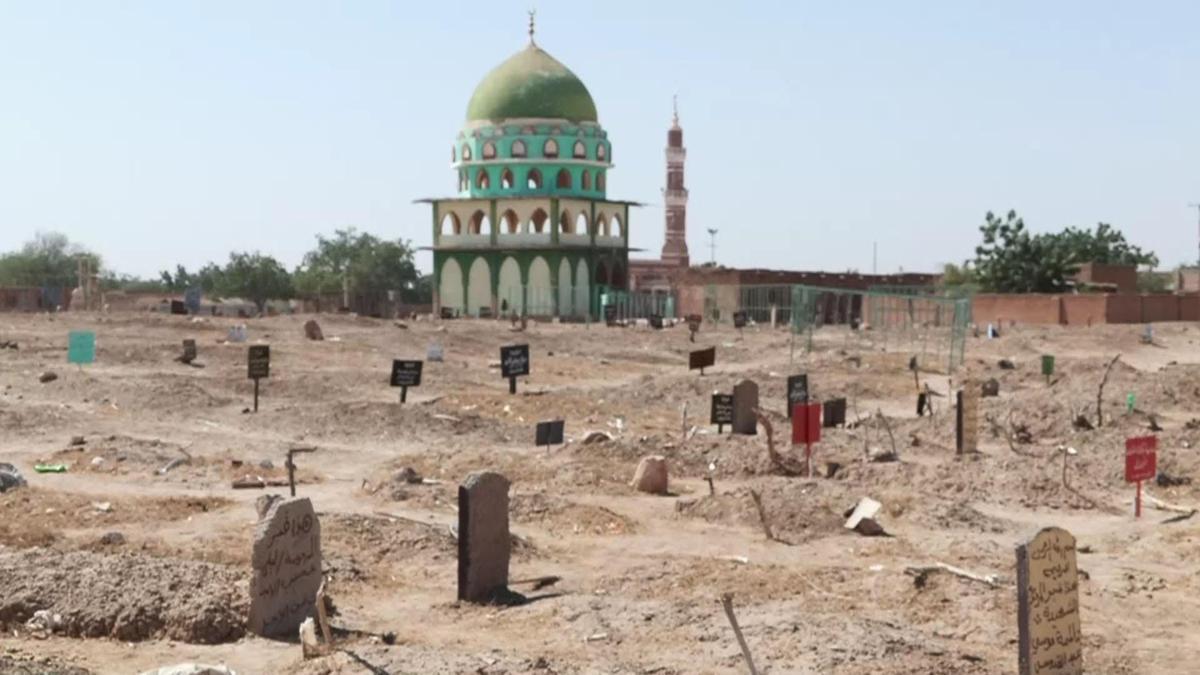 El Hilaliyede toplu mezarlar! CNN TÜRK Sudanda: Milis kuşatması ve katliamın izleri