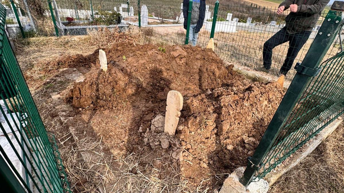 10 günlük yaşam savaşını yitiren Burcu, aynı kazada ölen babasının mezarının yanına defnedildi