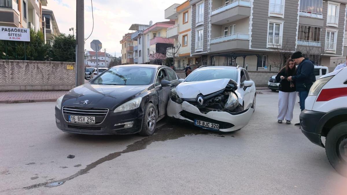 Bursa'da iki otomobilin çarpıştığı kazada 3 kişi yaralandı