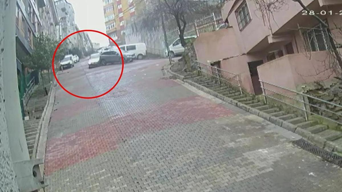 Korkutan kaza Yokuş aşağı inen otomobil takla atarak durdu