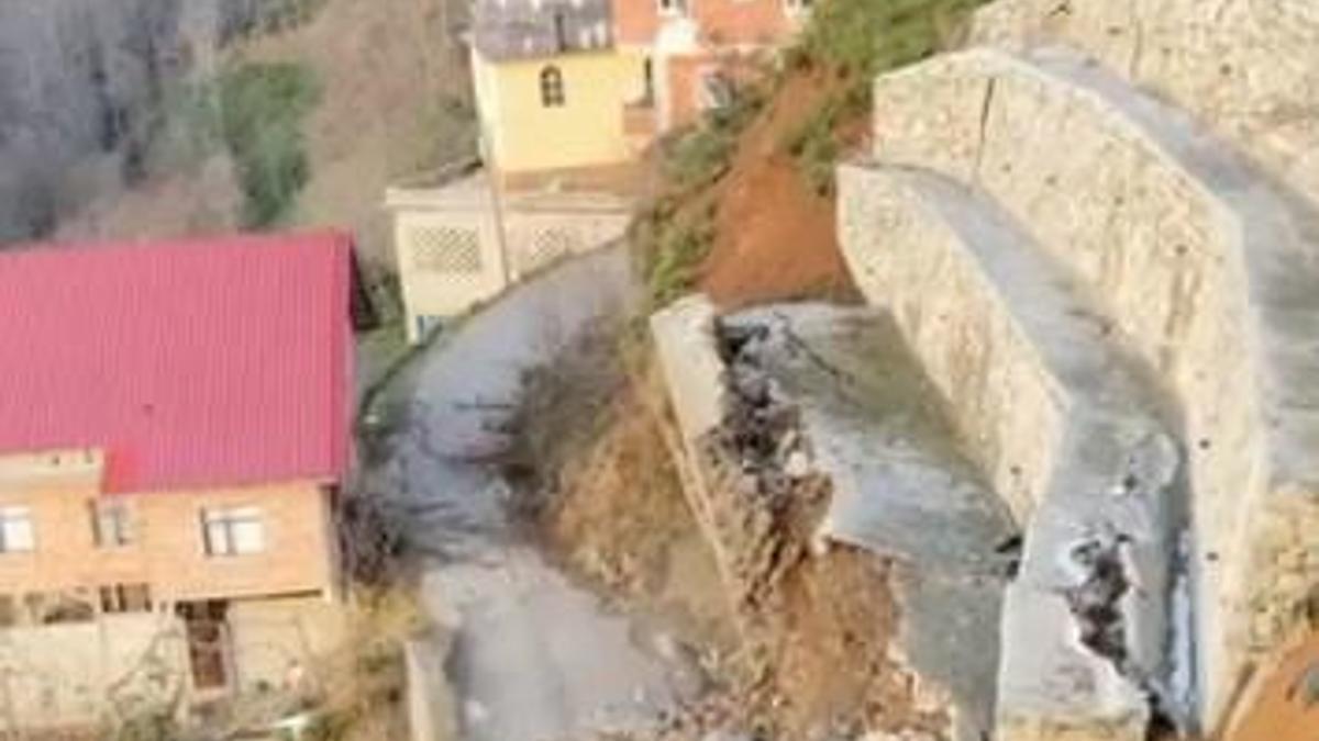 Rizede heyelan; istinat duvarı çöktü, o anlar kamerada