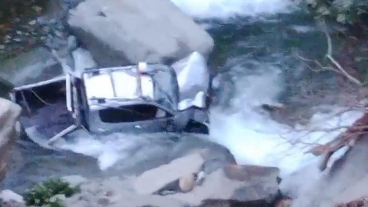 Rize'de kamyonet dereye yatağına düştü: 2 yaralı