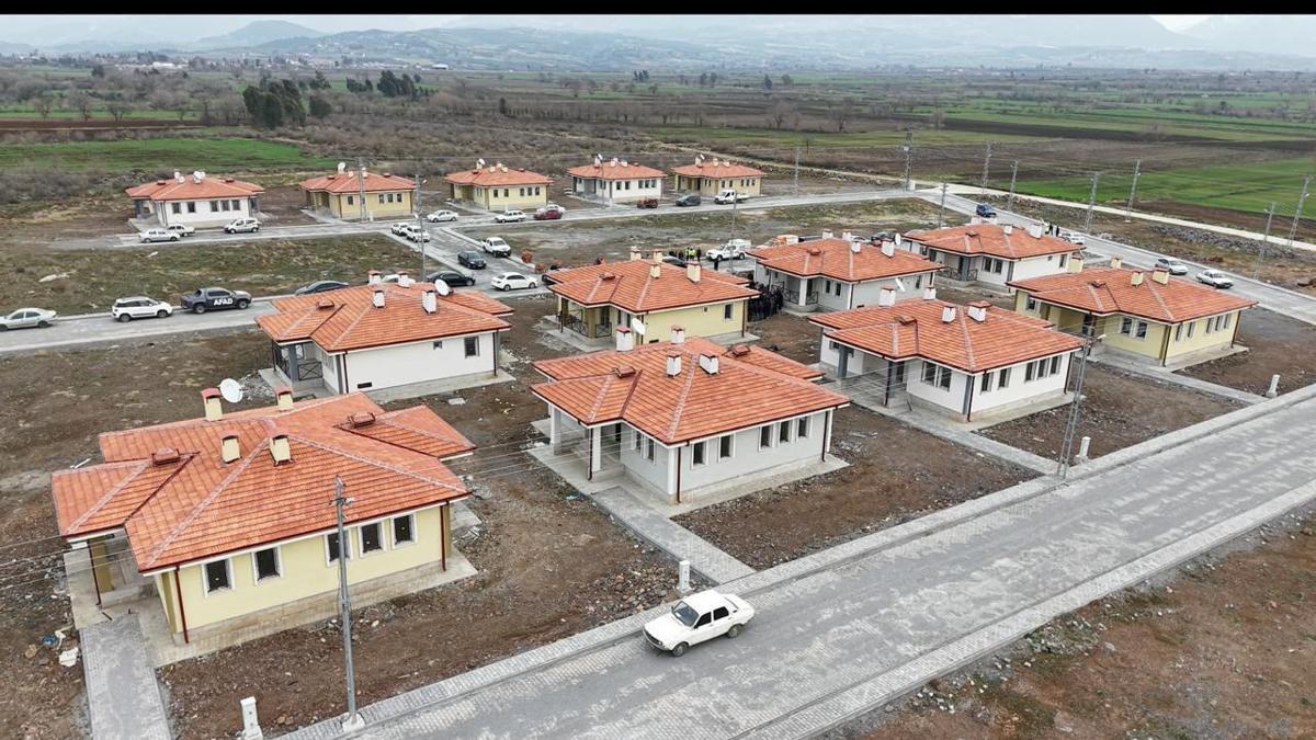 Osmaniyede tamamlanan 10 köy konutunun anahtarları hak sahiplerine teslim edildi