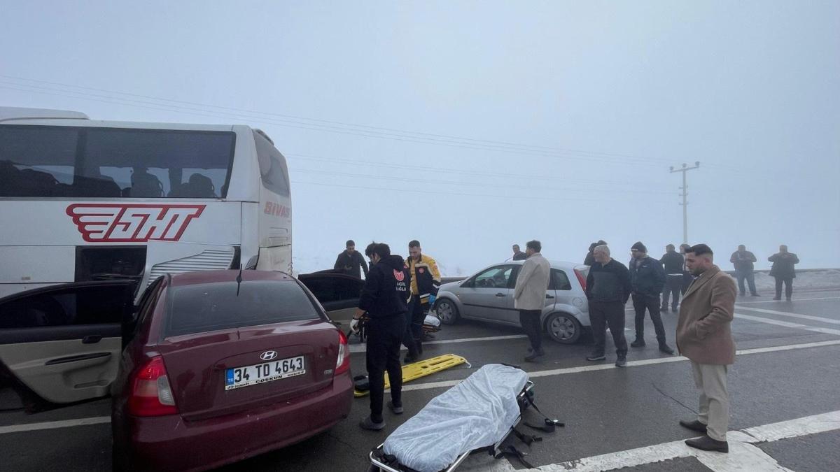 Sivas'ta 4 araç zincirleme kazaya karıştı; 7 yaralı