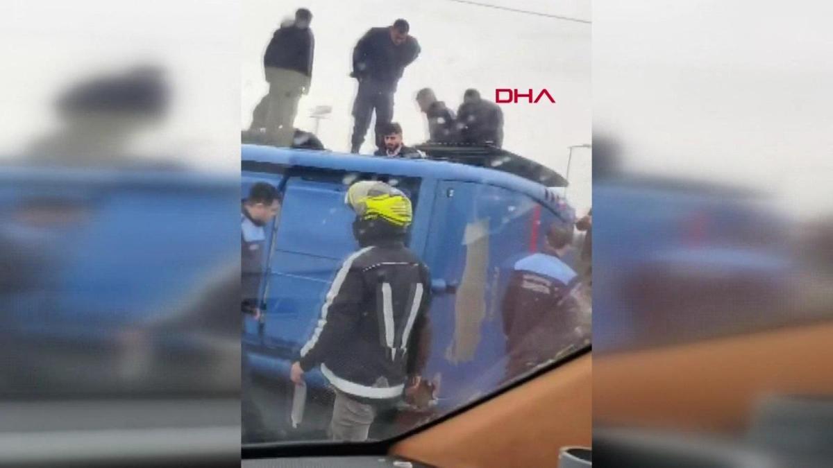 Kemerburgaz'da cezaevi nakil aracı devrildi; yaralılar var