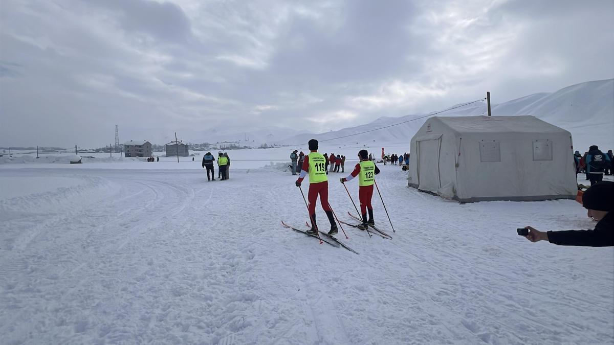 Yüksekova'da 365 sporcunun katıldığı Türkiye Kayaklı Koşu Eleme Yarışması başladı