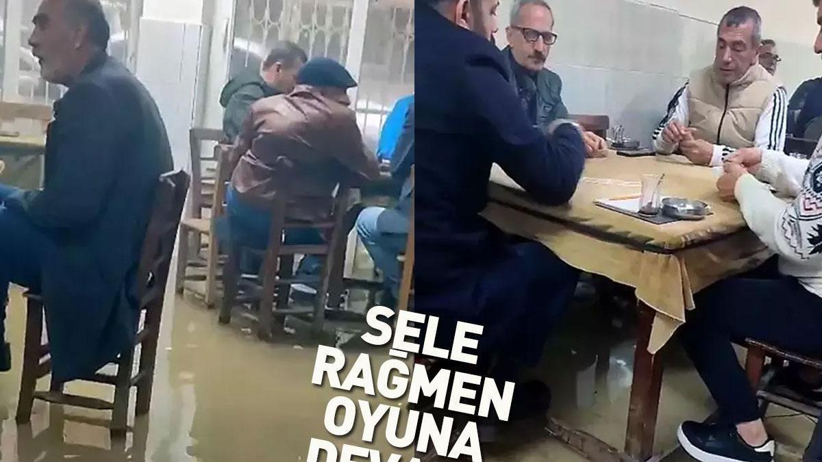 Su baskını bile onları durduramadı! Kıraathaneyi sel aldı, oyun oynayanlar bir milim kıpırdamadı