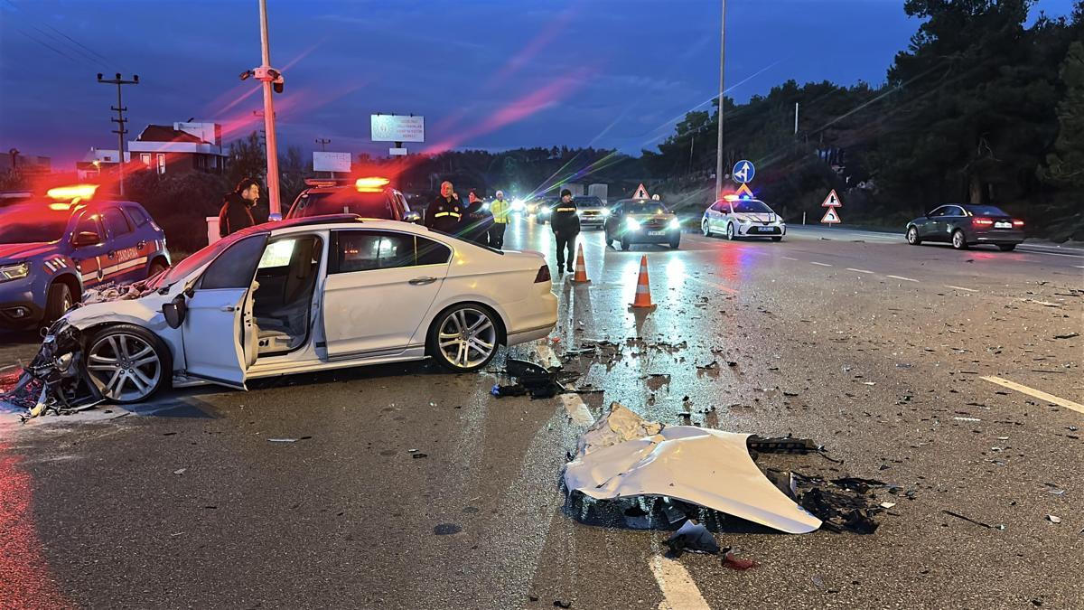 Çanakkalede 2 otomobil çarpıştı; 1i ağır 5 yaralı