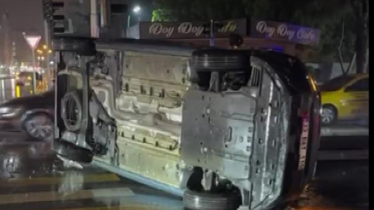 Hafif ticari araç ile otomobil çarpıştı: 2 yaralı