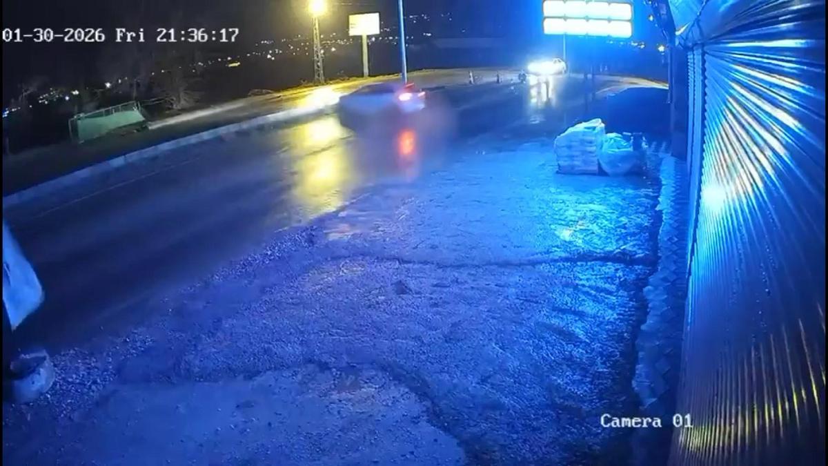 Otomobil, refüje ve bir otomobile çarptı: 2 yaralı