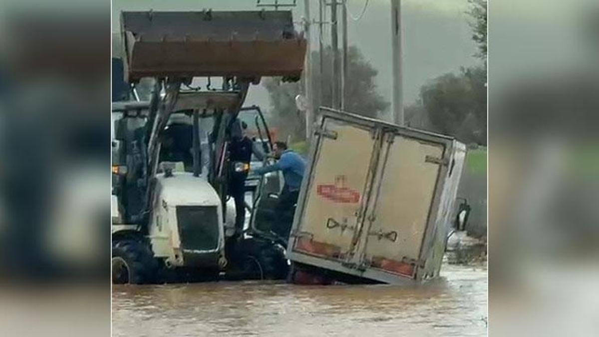 Sağanak hayatı felç etti: Yolda kalan sürücüyü böyle kurtardılar