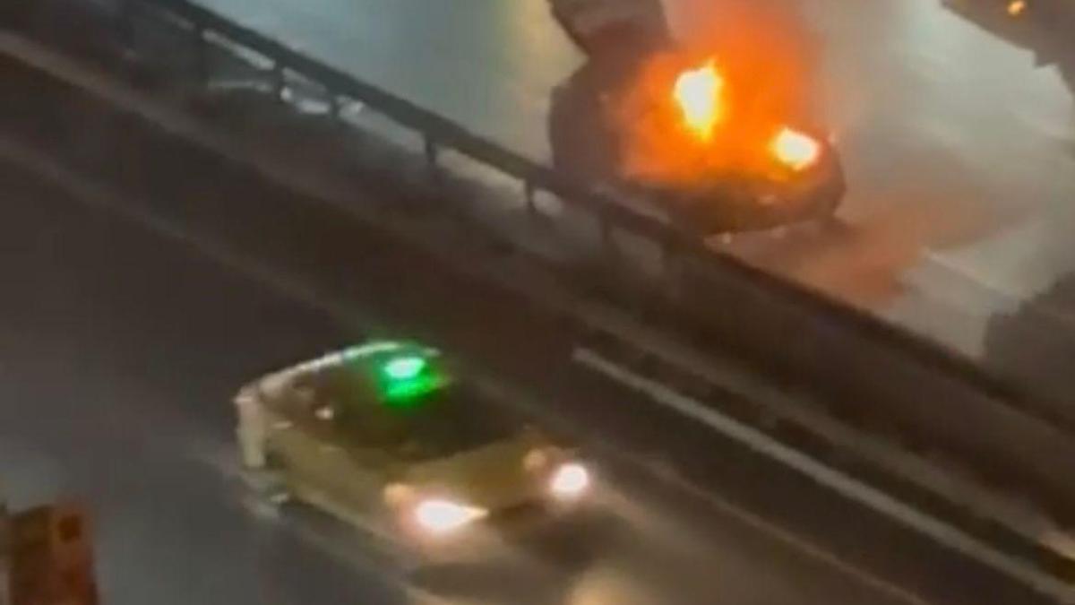 Haliç Köprüsü'nde seyir halindeki otomobil alev aldı