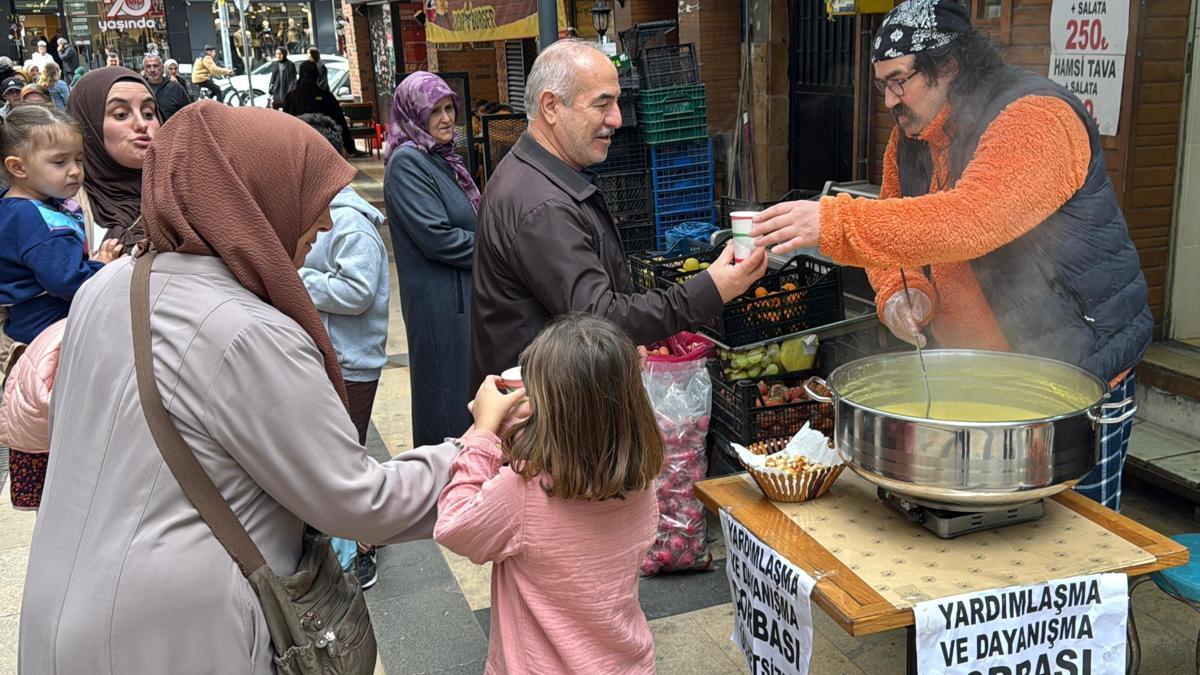 Her gün 200 bardak çorbayı ücretsiz dağıtıyor